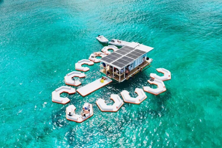 Découvrez Balaou SXM : Un Bar-Restaurant Flottant Unique à Saint-Martin